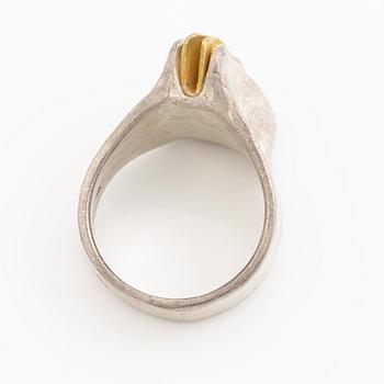 Ring, sterling silver and gilded silver.