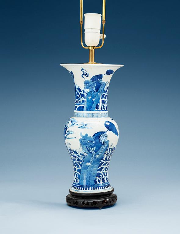 A blue and white vase, Qing dynasty, 19th Century.