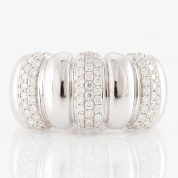 Ring 18K white gold set with brilliant-cut diamonds.