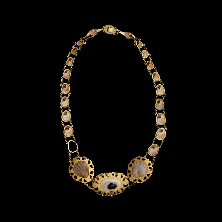 COLLIER, snäckor, turkoser, pärlor, 18K guld. Sekelskiftet 1700/1800.