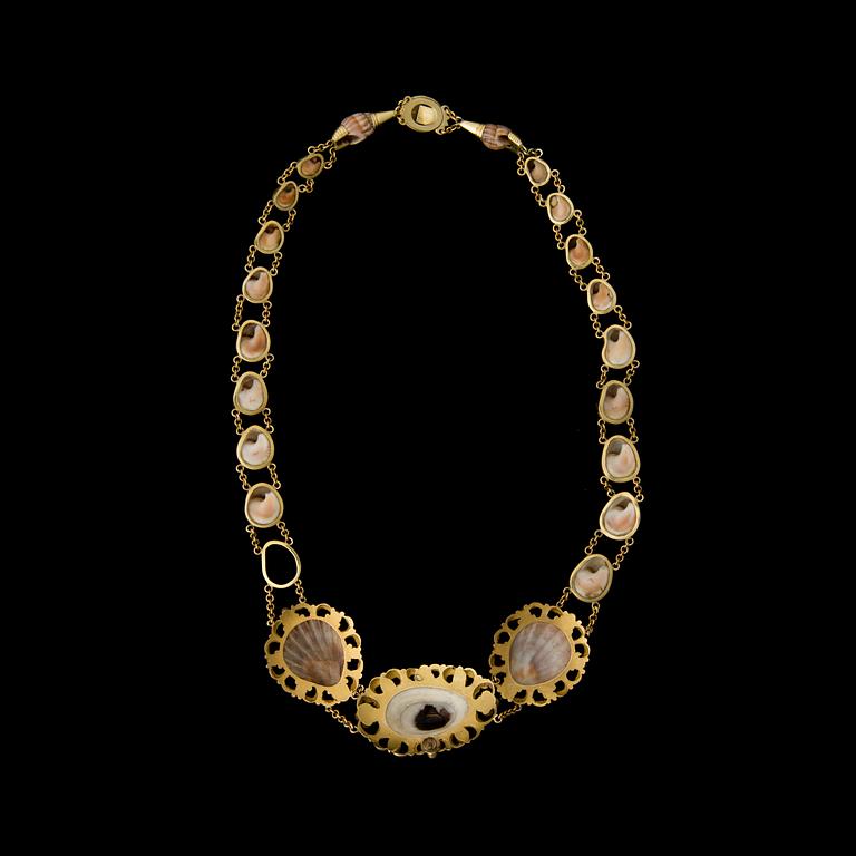 A NECKLACE, shells, turquoise, pearls and shells, 18K gold. Turn of the 18th century.