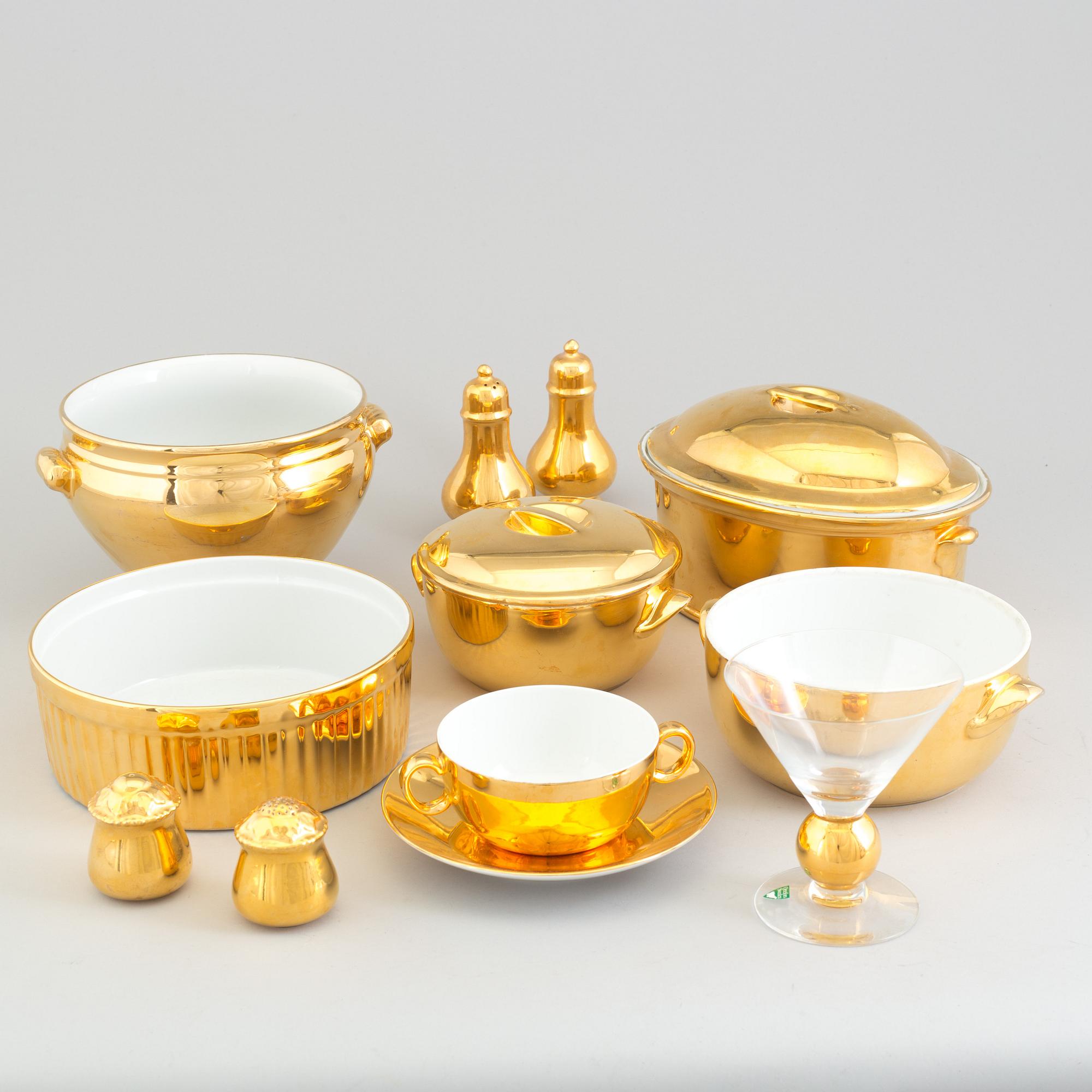 A mixed lot of thirteen pieces porcelain mostly Royal Worcester gold lustre, 20th century.