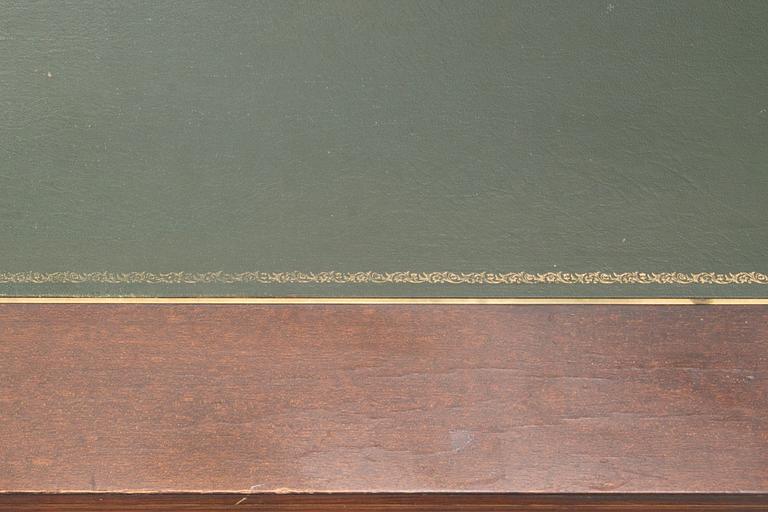 SKRIVBORD, gustaviansk stil, 1900-talets andra hälft.