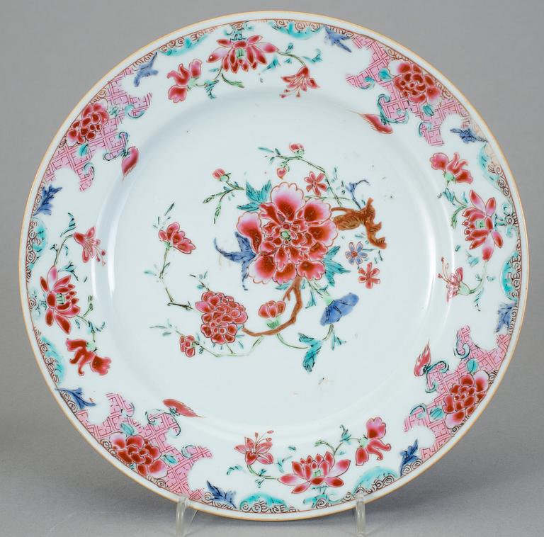 SÅSSNIPA SAMT TALLRIK. Porslin, Kina, Qianlong (1736-95).