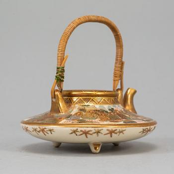 A Japanse satsuma tea pot with cover, early 20th Century, signed.