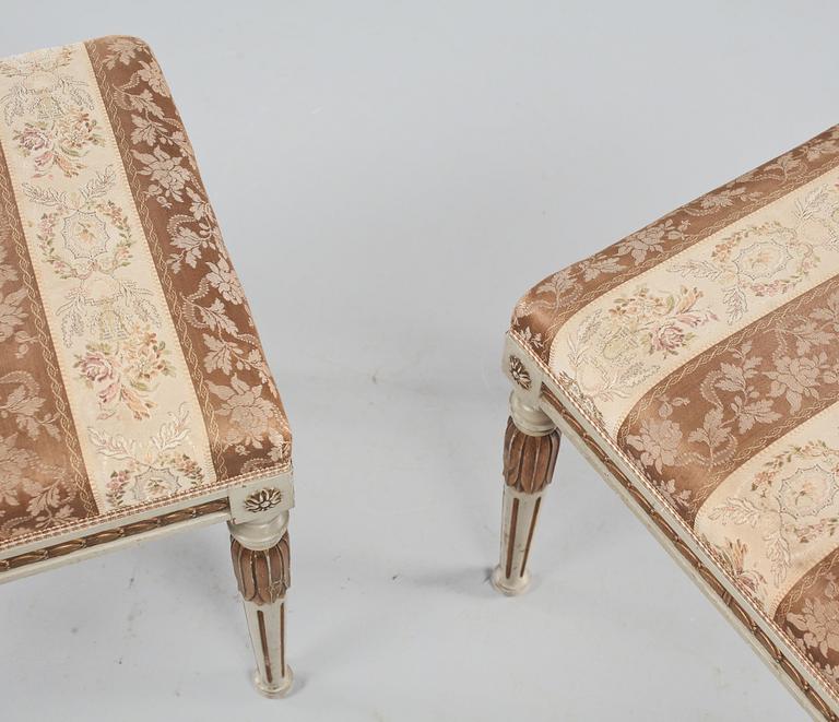 TABURETTER, ett par, sengustaviansk stil, 1900-talets andra hälft.