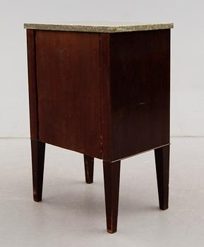 POTTSKÅP, gustaviansk stil, 1900-talets första hälft.