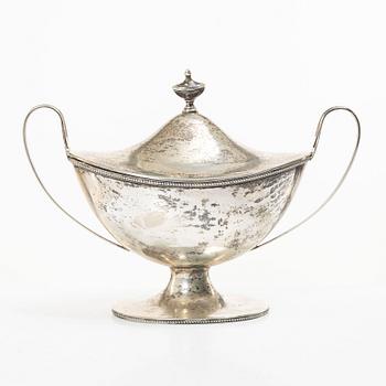Guldsmedsaktiebolaget (GAB), Sockerskål, silver, gustaviansk stil, 1920, samt sked, MGAB, 1941.
