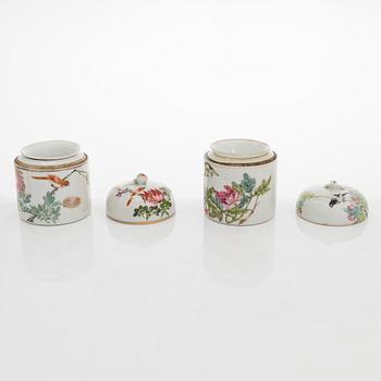 Matkärl och koppar med lock, 3 st, porslin, Kina, omkring år 1900.