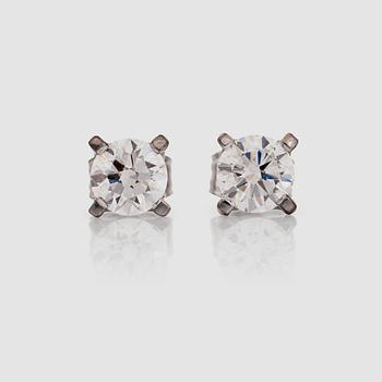 1251. A pair of brilliant cut diamond, 0.90 ct/0.90 ct H/VVS1, earstuds.
