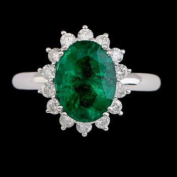 RING, 18 k vitguld, smaragd och briljantslipade diamanter. Vikt 4,3 g.