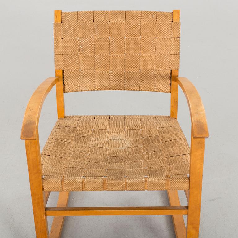 A 1930-40'S ROCKING CHAIR.