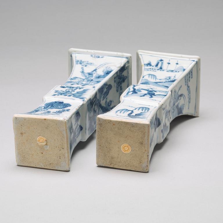 A pair of blue and white vases, Qing dynasty, Kangxi (1662-1722).