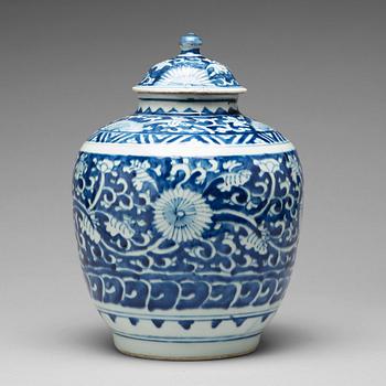 884. A blue and white jar, Ming dynasty, 17th Century.