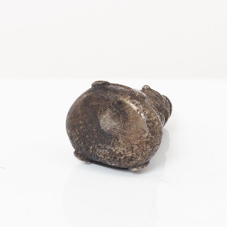 Skålar, tre stycken samt tre bägare och figurin, metall, Centralasien.