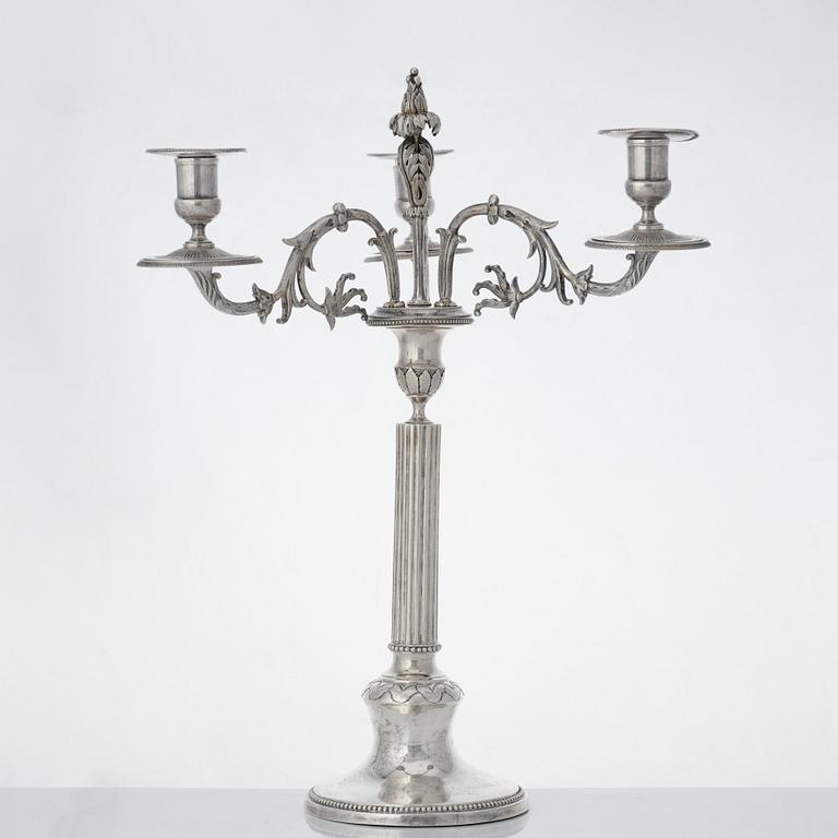 Anders Isleben, kandelabrar för tre ljus, ett par, silver, Norrköping 1793. Gustavianska.