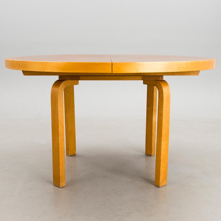 A late 1940s/1950 '90' dining table for Artek.