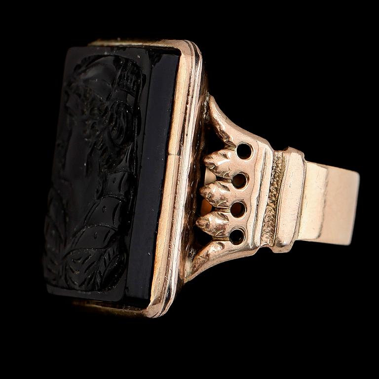 RING, 14K guld och svart sten. Total vikt 12 g.