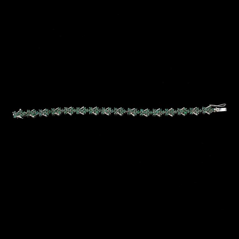 ARMBAND, 925 silver, 96 smaragder. Indien 1990 t. Vikt 17 g.