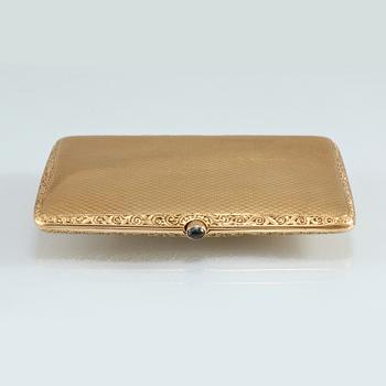 CIGARETTETUI, 14K guld med cabochonslipad safir. Vikt 92,9 gram.