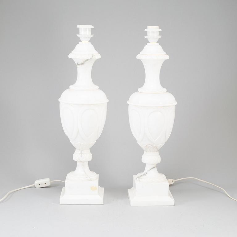 BORDSLAMPOR, ett par, alabaster, Italien, 1900-talets andra hälft.