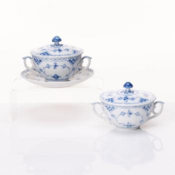 Royal Copenhagen, a 107 pieces 'Musselmalet' porcelain service, 20th century.