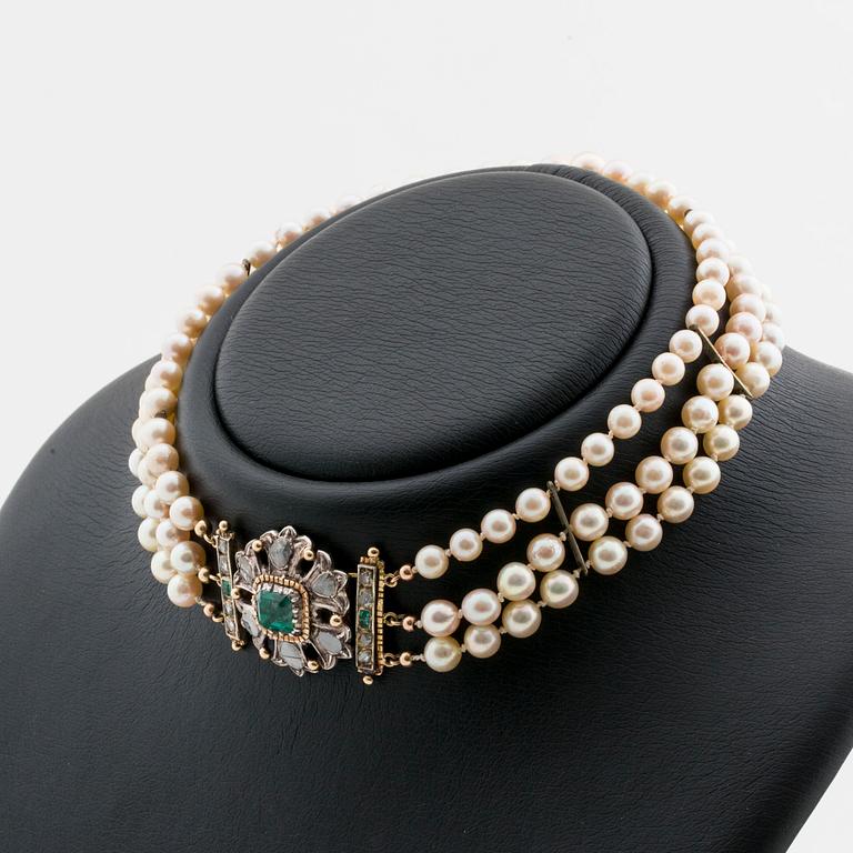 PEARL NECKLACE, 3 rows, clasp in 14K gold 1 emerald approx 7 x 7 mm and diamonds, rose-cut diamonds and emeralds.