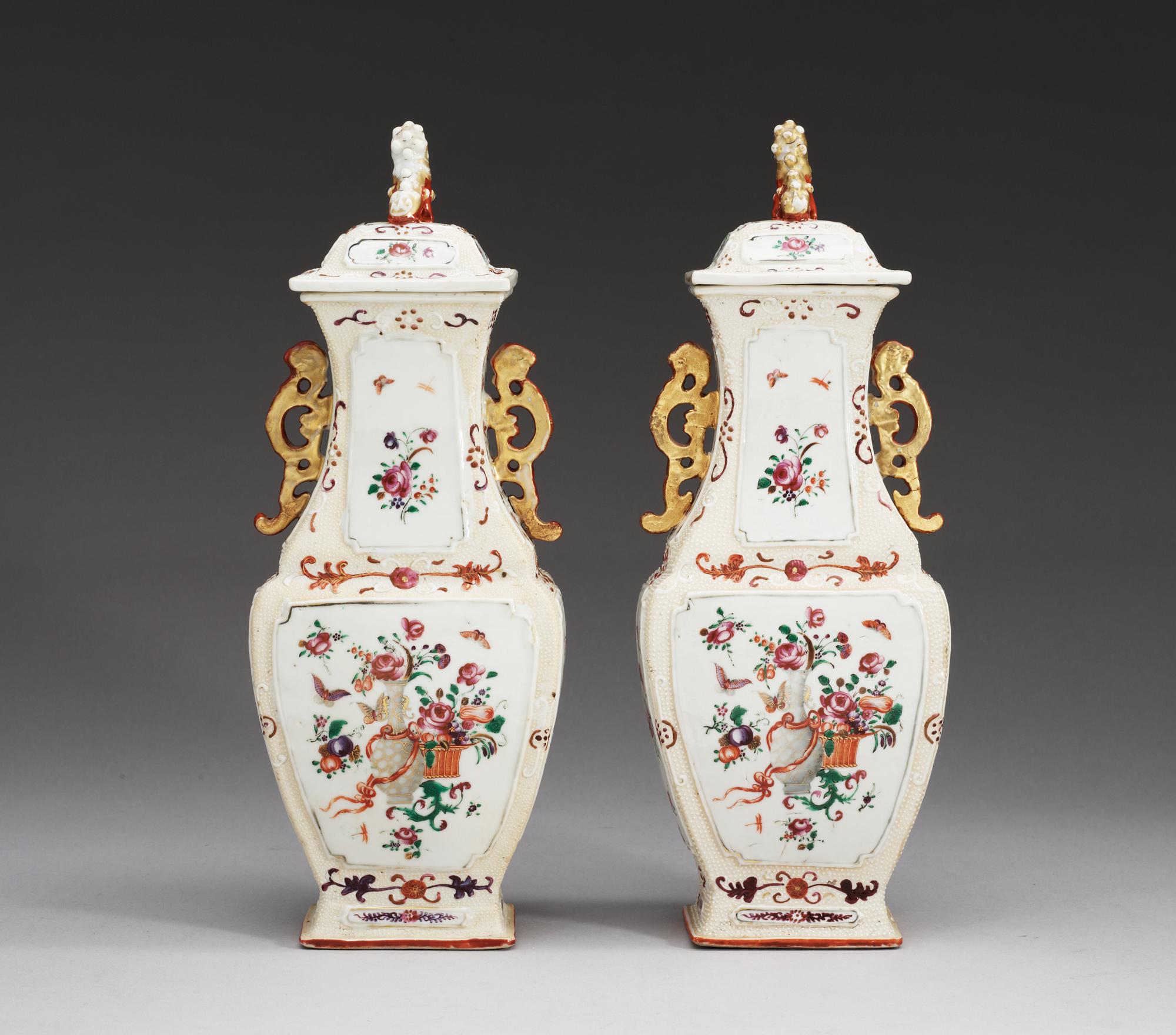 VASER med LOCK, ett par, kompaniporslin. Qing dynastin, Qianlong (1736-95).