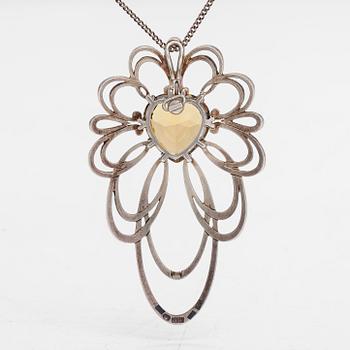 Oskar Pihl, Lucia kaulakoru/risti, 2-osainen, hopeaa ja sitriini. Tillander, Helsinki 1951.