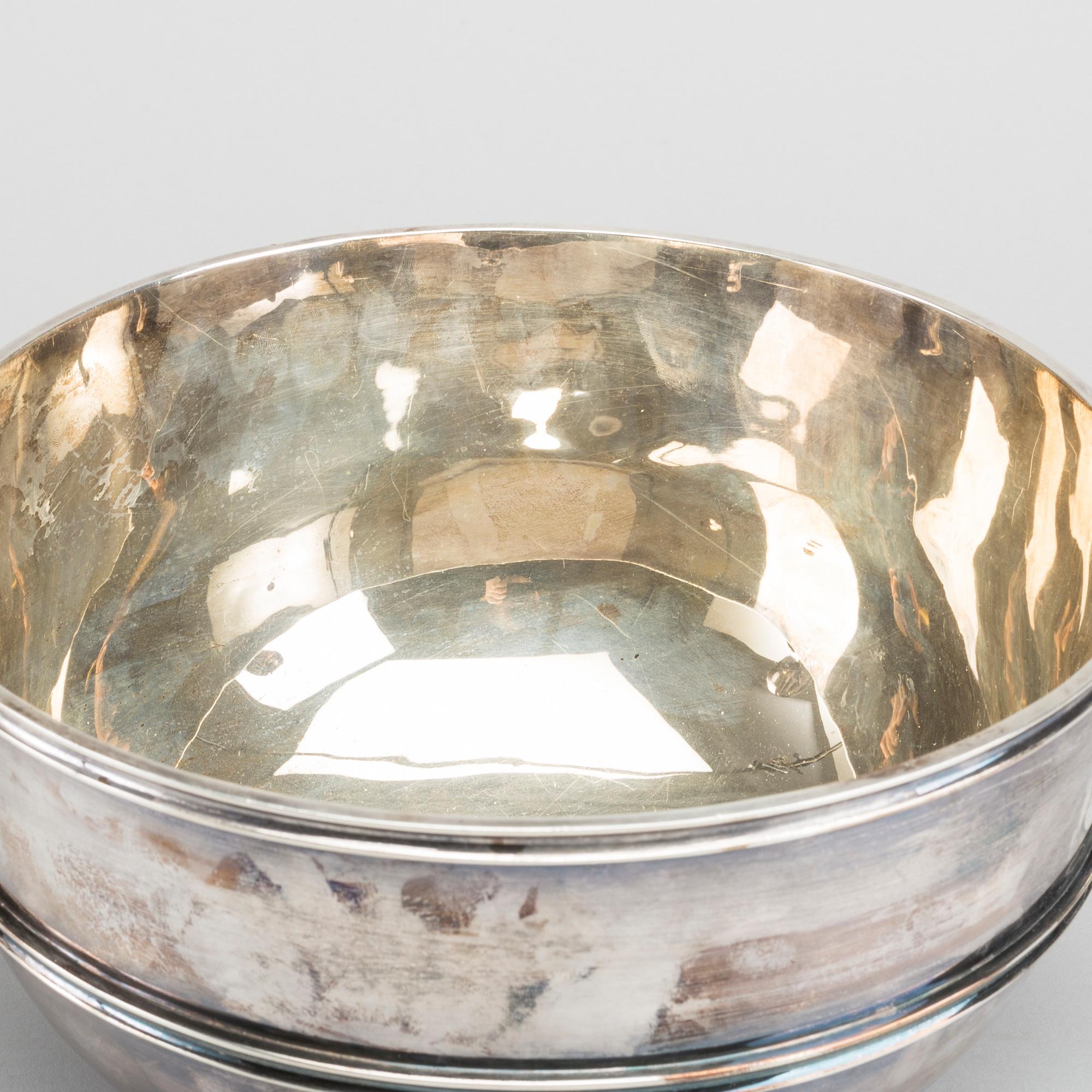 An English early 20th century silver bowl, mark of G & S Co Ltd London 1901.