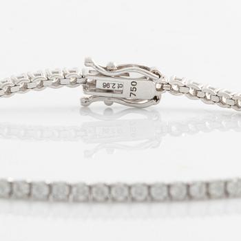 Tennis bracelet with brilliant-cut diamonds.