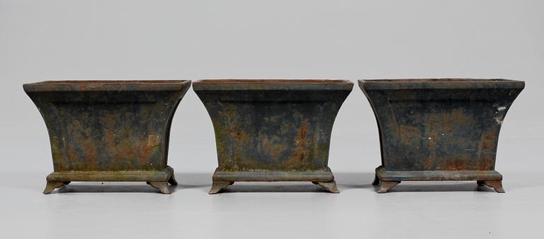 TRÄDGÅRDSURNOR, 3 st, gjutjärn, 1900-talets andra hälft.