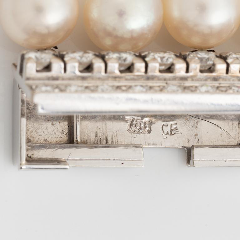 Armband,  fyra rader med odlade pärlor, lås vitguld med briljantslipade diamanter.