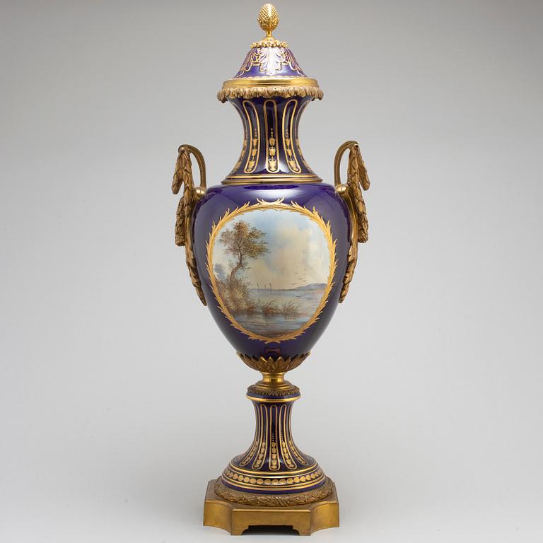 PRAKTURNA, porslin, brons, Sevresliknande märke, 1900-talets första hälft.