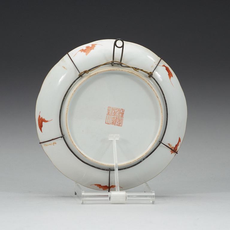FAT, tre stycken, porslin. Qingdynastin, med Daoguangs sigillmärke och period (1820-50).