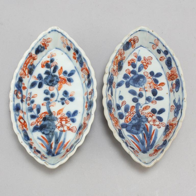 SKEDFAT, ett par, porslin. Qingdynastin, 1700-tal.