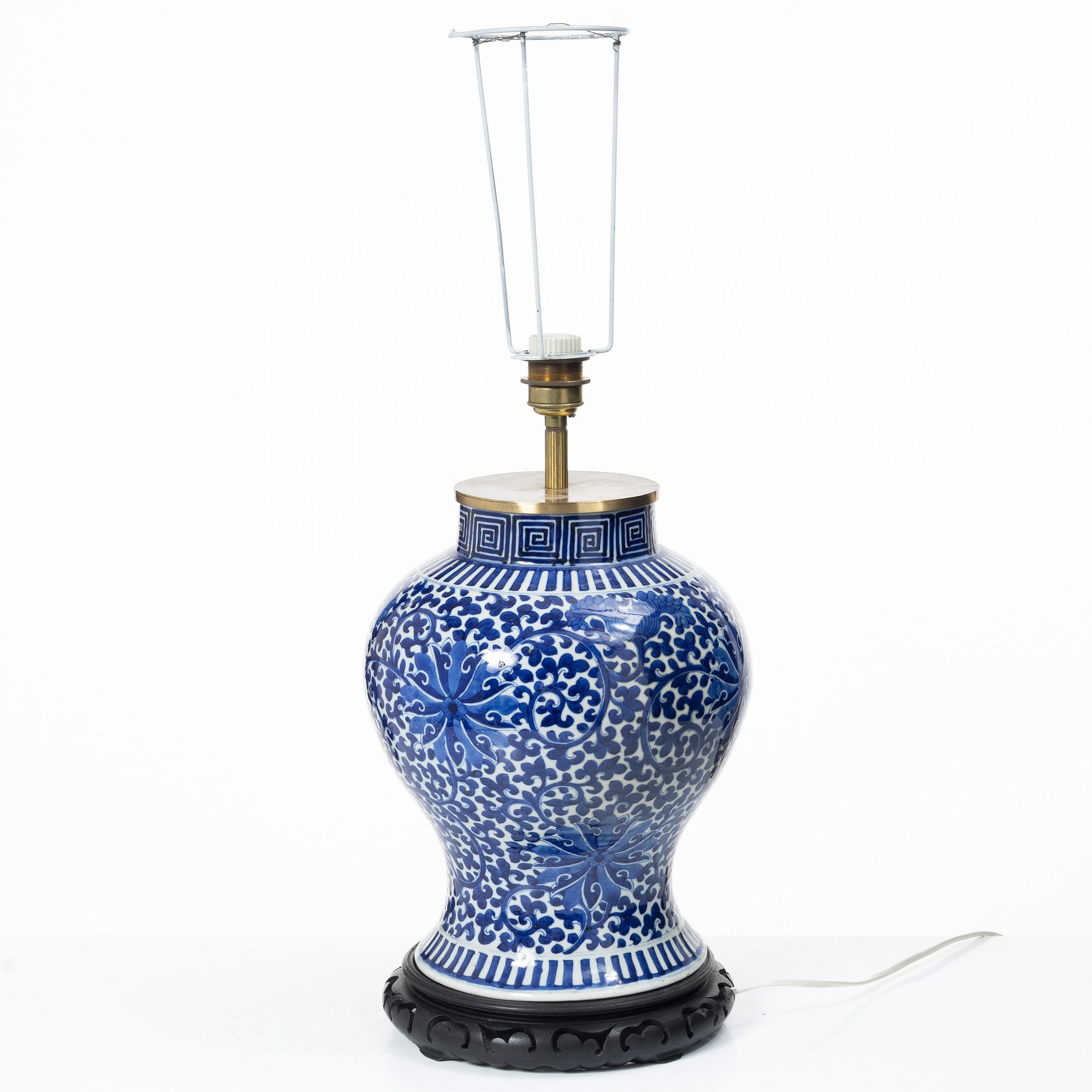 A blue and white porcelain urn/table lamp, 20th century.