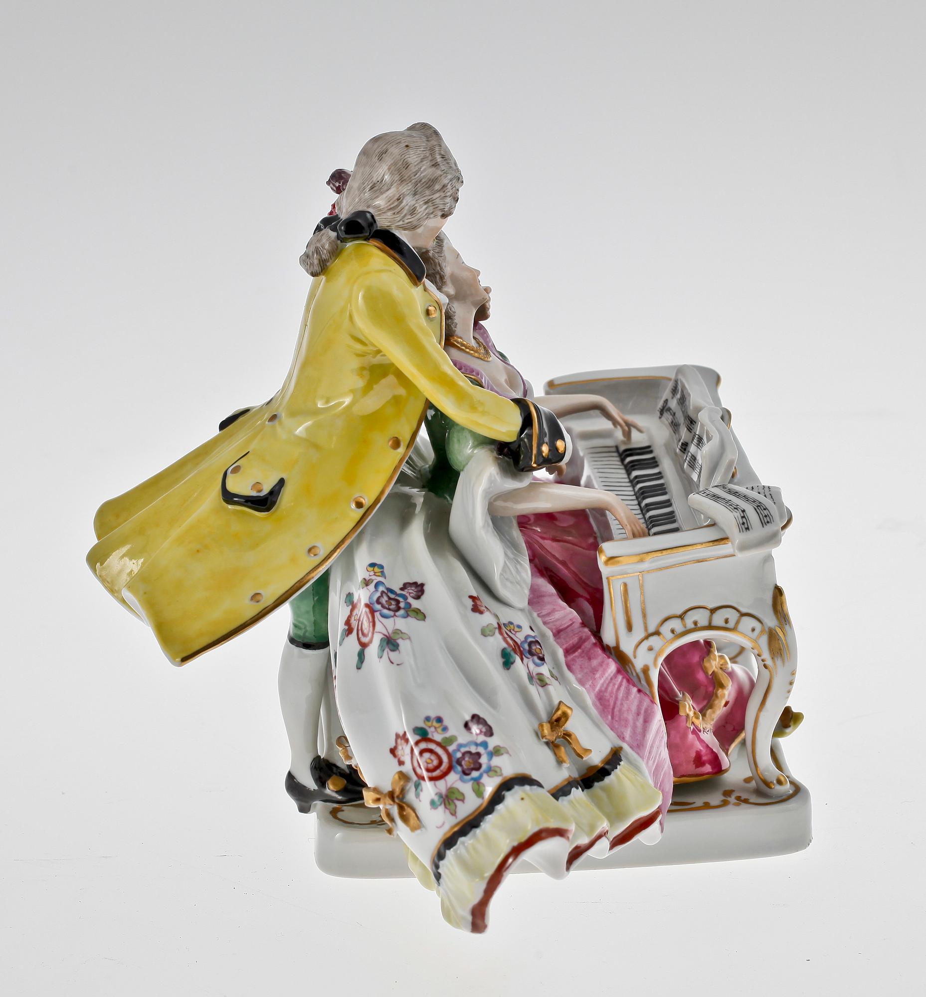 FIGURIN, porslin. Dresden 1920-tal.