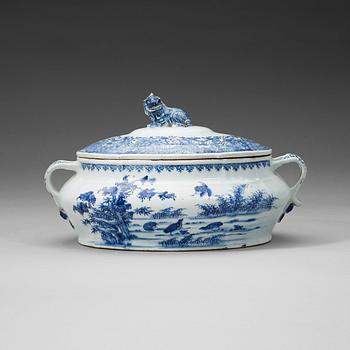 365. A blue and white tureen with cover, Qing dynasty, Qianlong (1736-95).