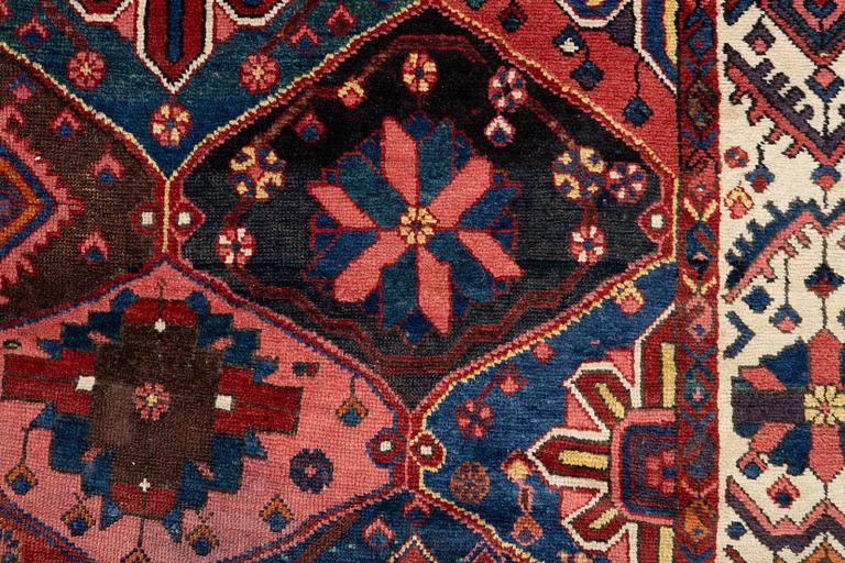 Rug, semi-antique, Chahar Mahal/Bakhtiari, approx. 290 x 204 cm.
