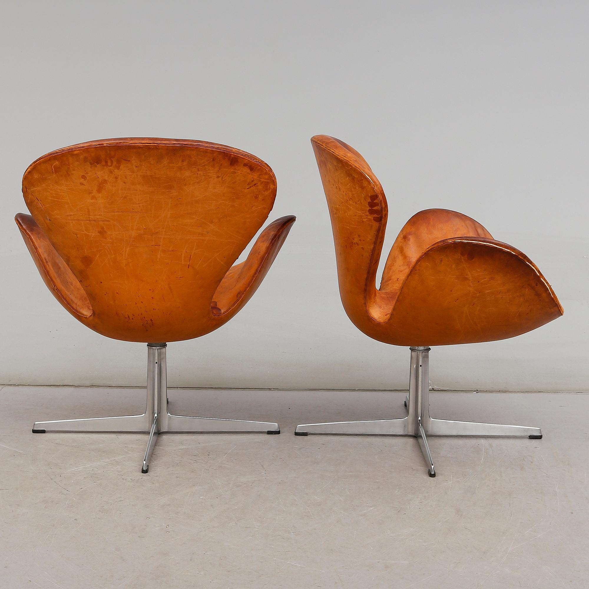 FÅTÖLJER, 1 par, "Svanen", Arne Jacobsen för Fritz Hansen, 1900-talets mitt.