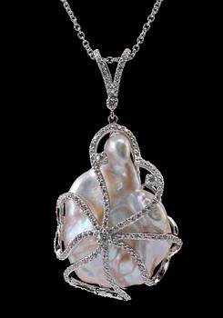 548. RIIPUS, briljanttihiottuja timantteja n. 0.96 ct. Barokki etelänmerenhelmi . Paino 13,4 g.