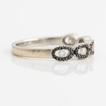 Ring in 18K gold with white and black diamonds.