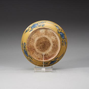 A yellow glazed blue and white dish, Ming dynasty, with Chenghuas six character mark and period (1465-87).