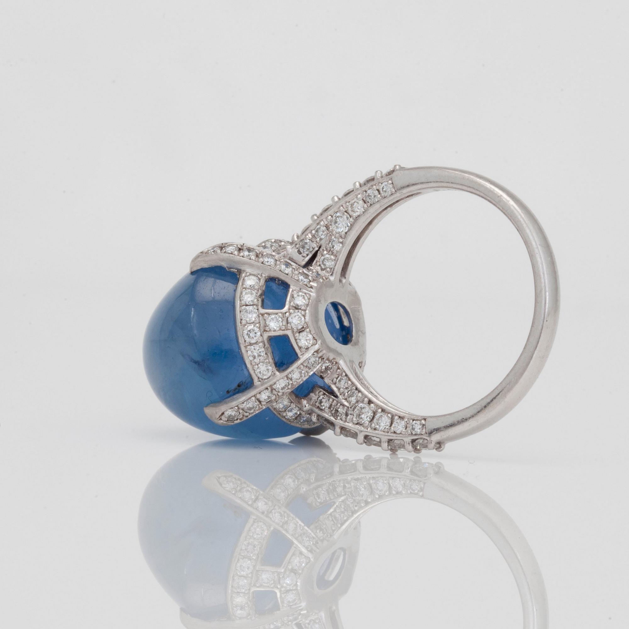 RING med obehandlad Ceylon cabochonslipad stjärnsafir ca 42 ct och diamanter.
