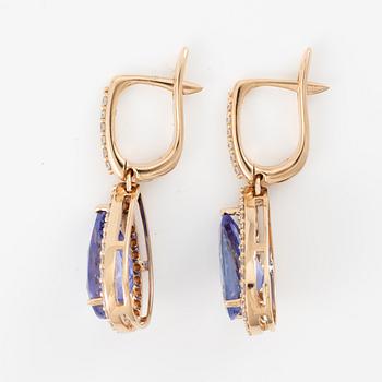 Ett par örhängen 18K guld med fasettslipade tanzaniter och runda briljantslipade diamanter.