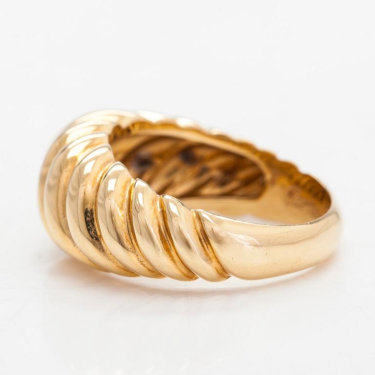 Cartier, an 18K gold ring.