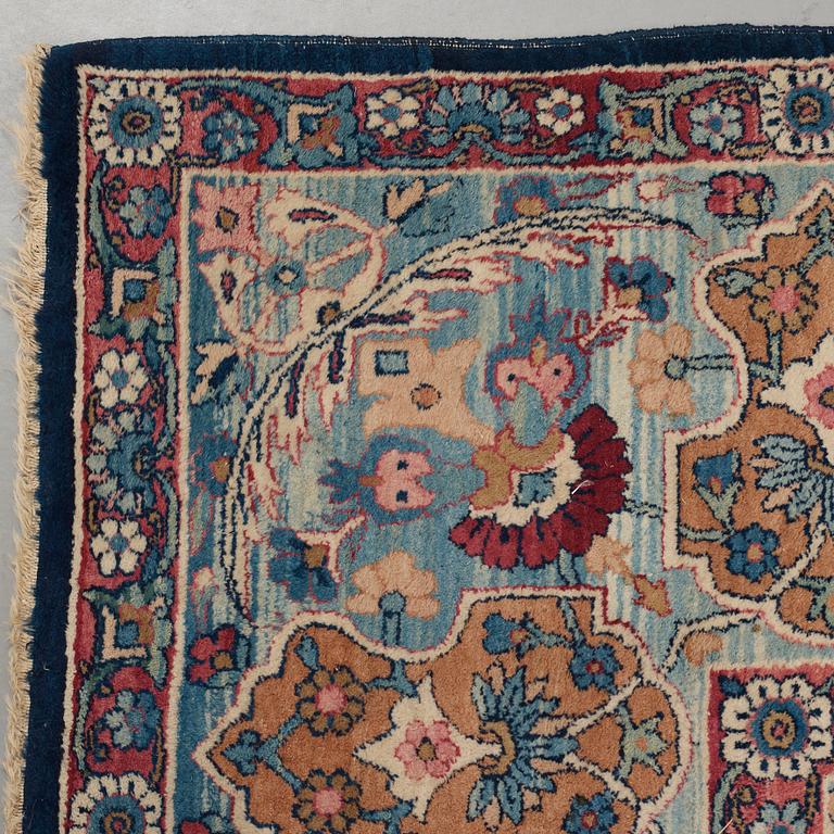 Matta, semiantik Kirman, ca 448,5-450 x 322-326 cm.