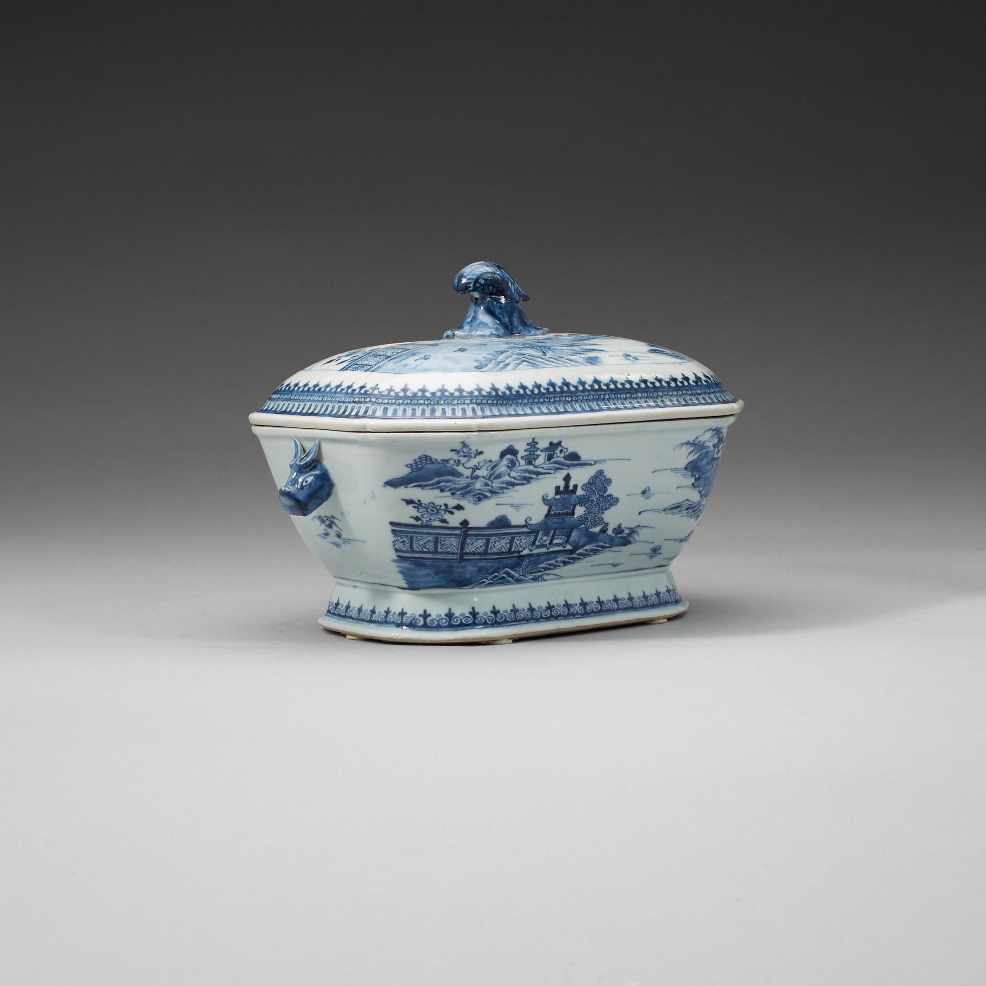 A blue and white tureen with cover, Qing dynasty, Qianlong (1736-95).