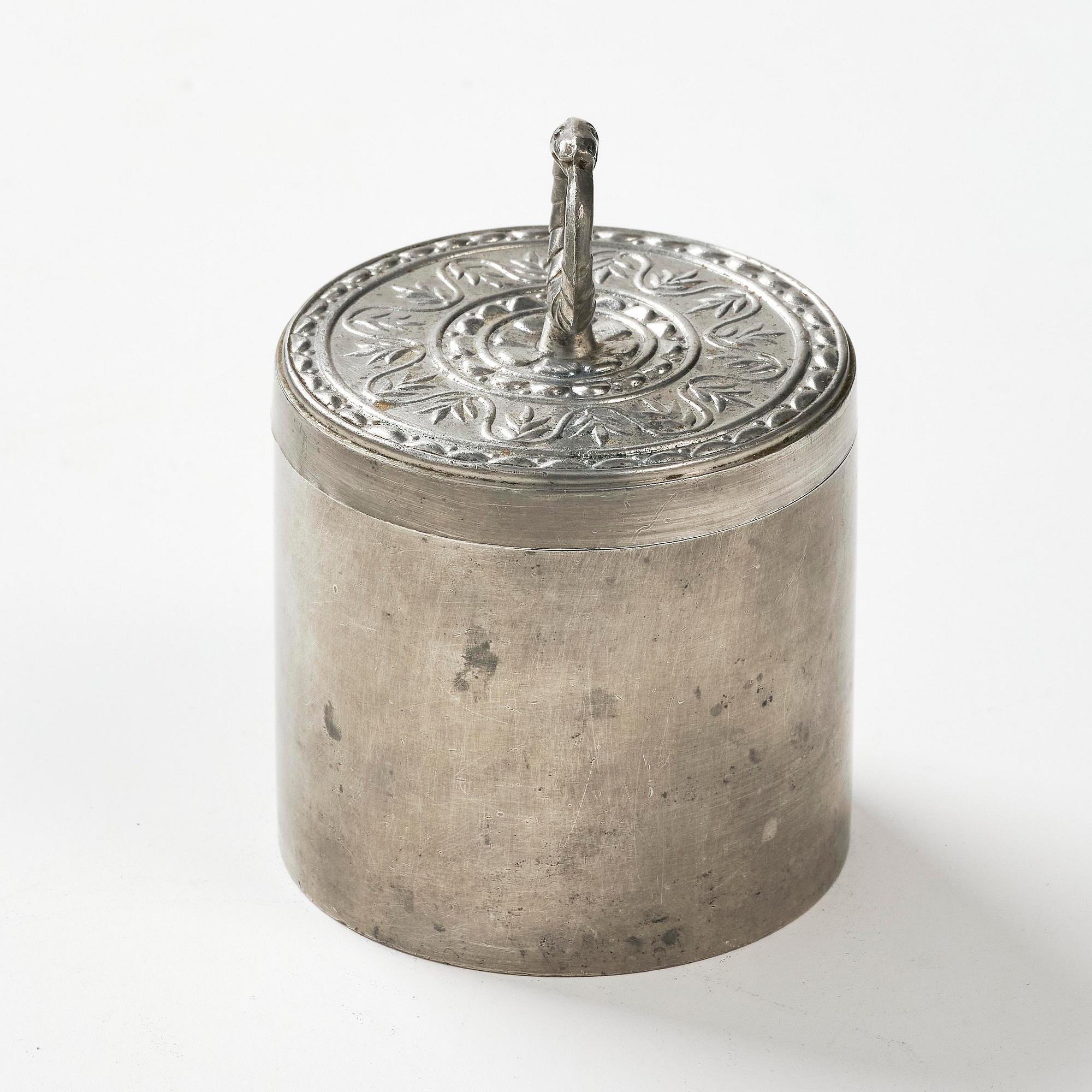 Firma Svenskt Tenn, a lidded pewter box model "A 742", Stockholm, 1929.